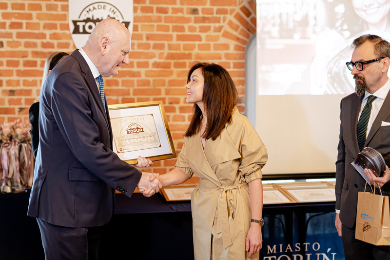 Iga Sarzyńska-Komorowska odbierająca dyplom Made In Toruń